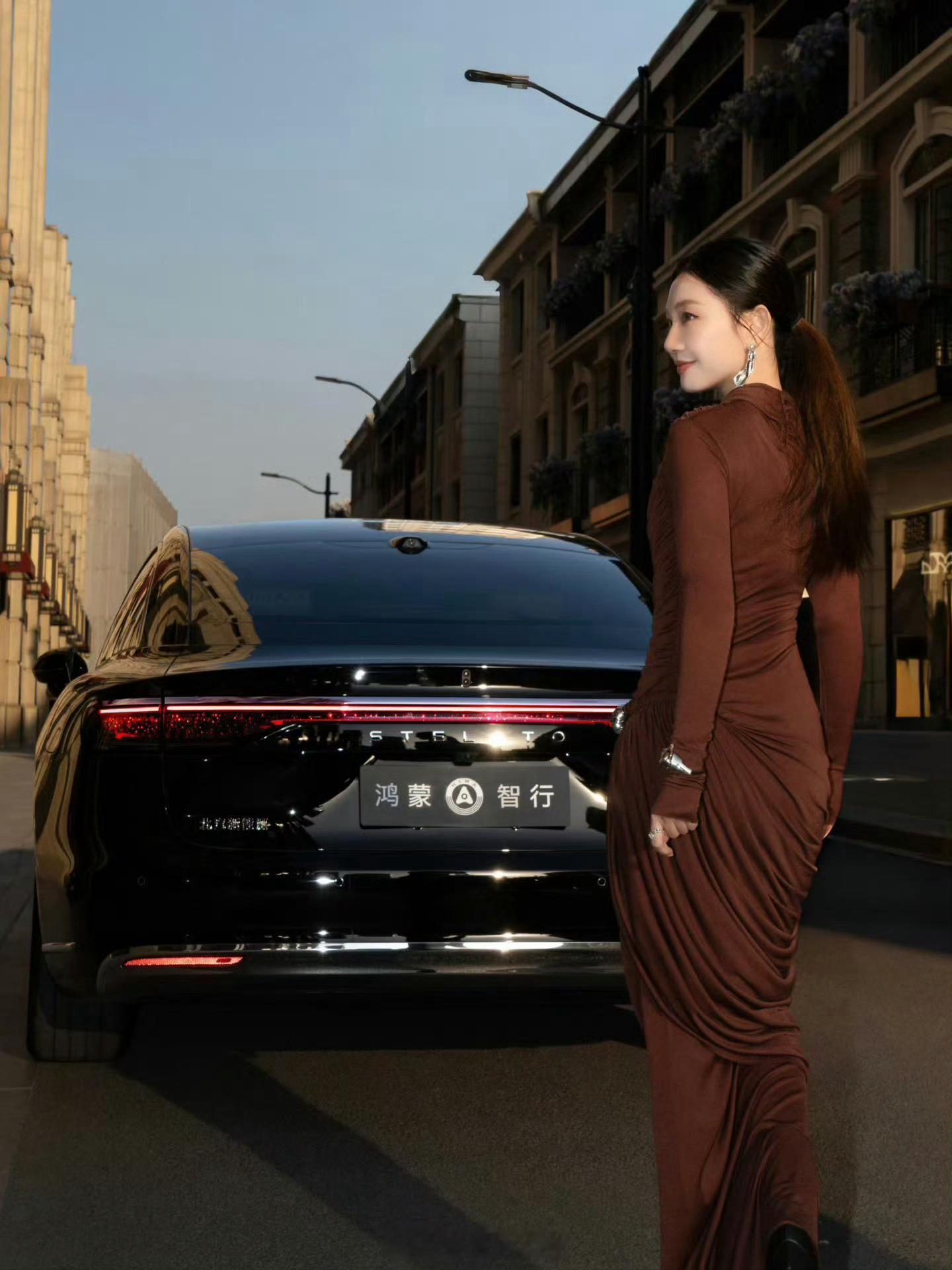 女生很有气质，跟黑色S9很搭，不错的 