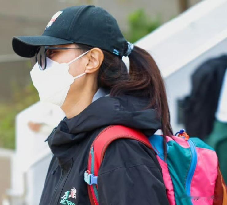 一名来自深圳的母亲为了让15岁儿子进入香港一所学校，涉嫌向学校副校长提出1万港元