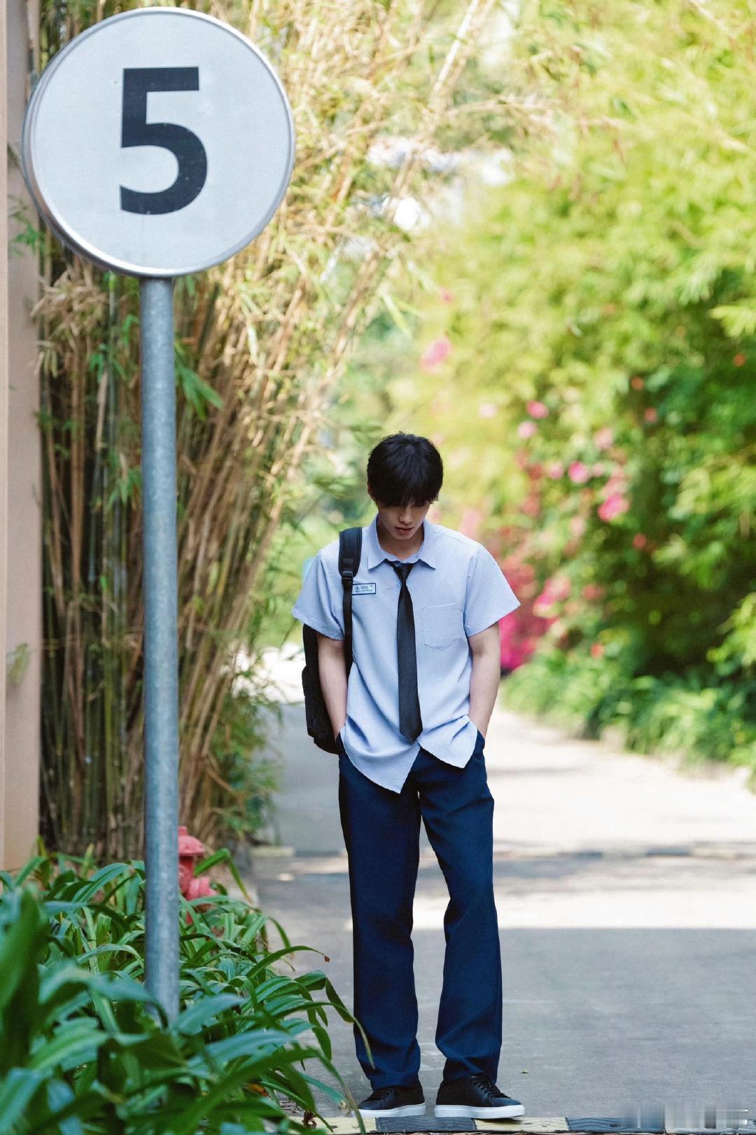 何与hi6上班男大感何与hi6上班帅成啥样了一整个青春男主既视感！何与今日上班，