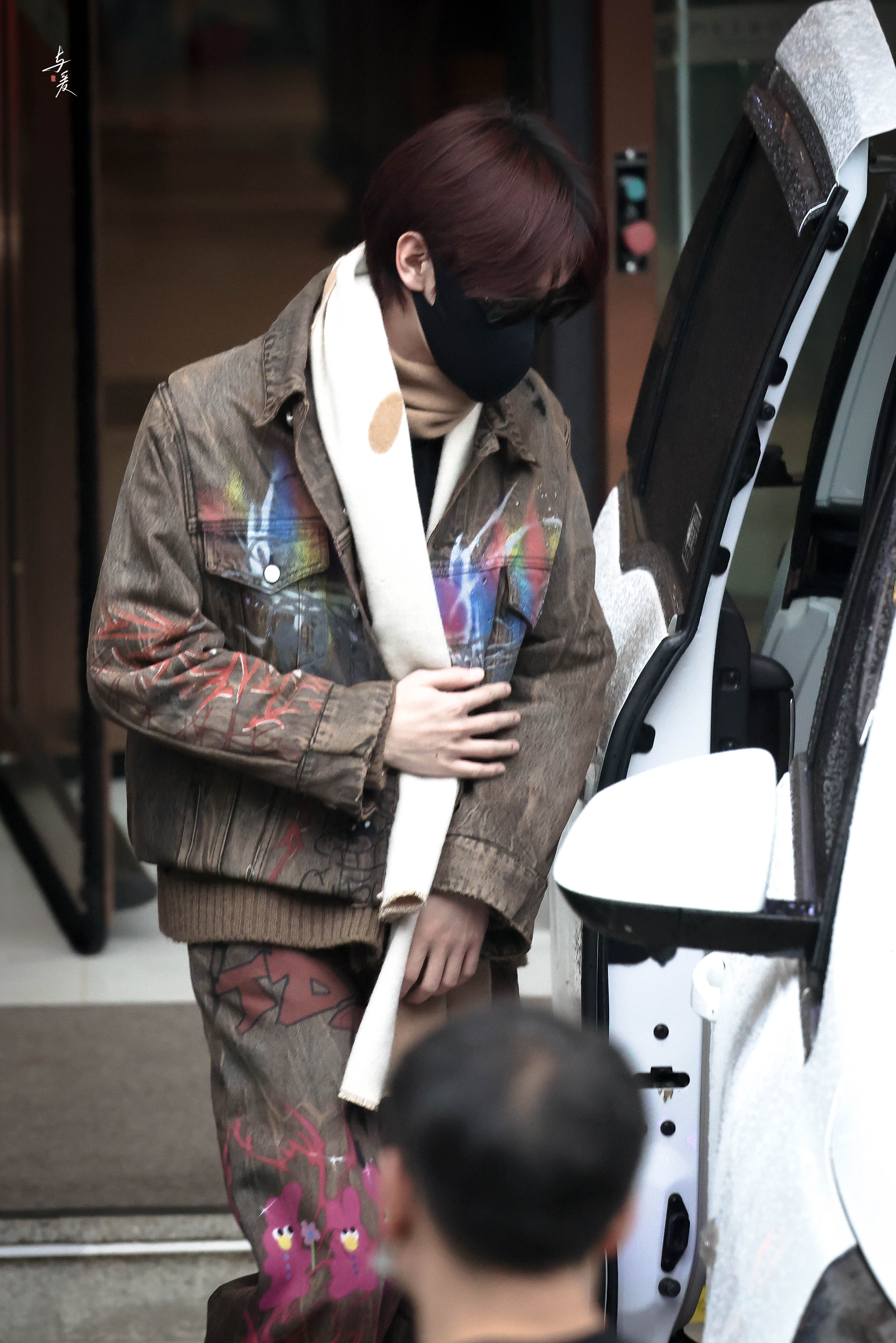 张真源棕色涂鸦套装张真源回北京路透来啦！棕色涂鸦套装造型好帅呀~ ​​​