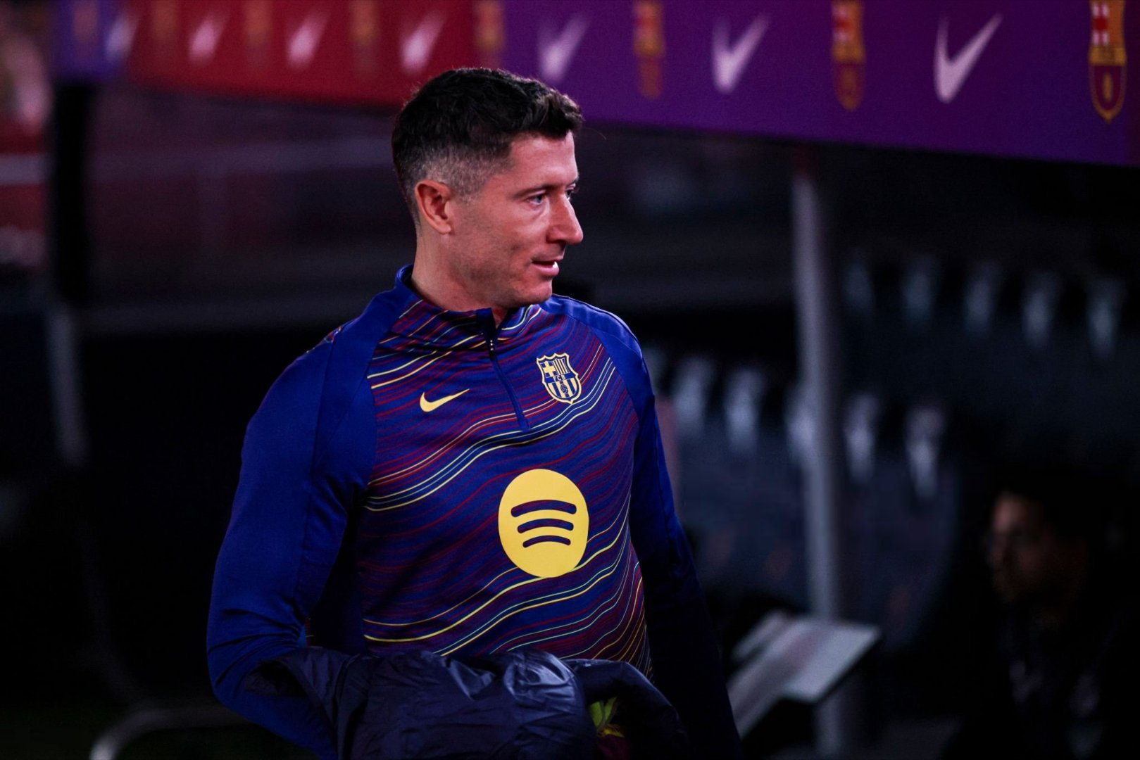 每体：由于莱万多夫斯基的表现每况愈下，他留队的可能性也日益降低。巴萨2比0奥萨苏