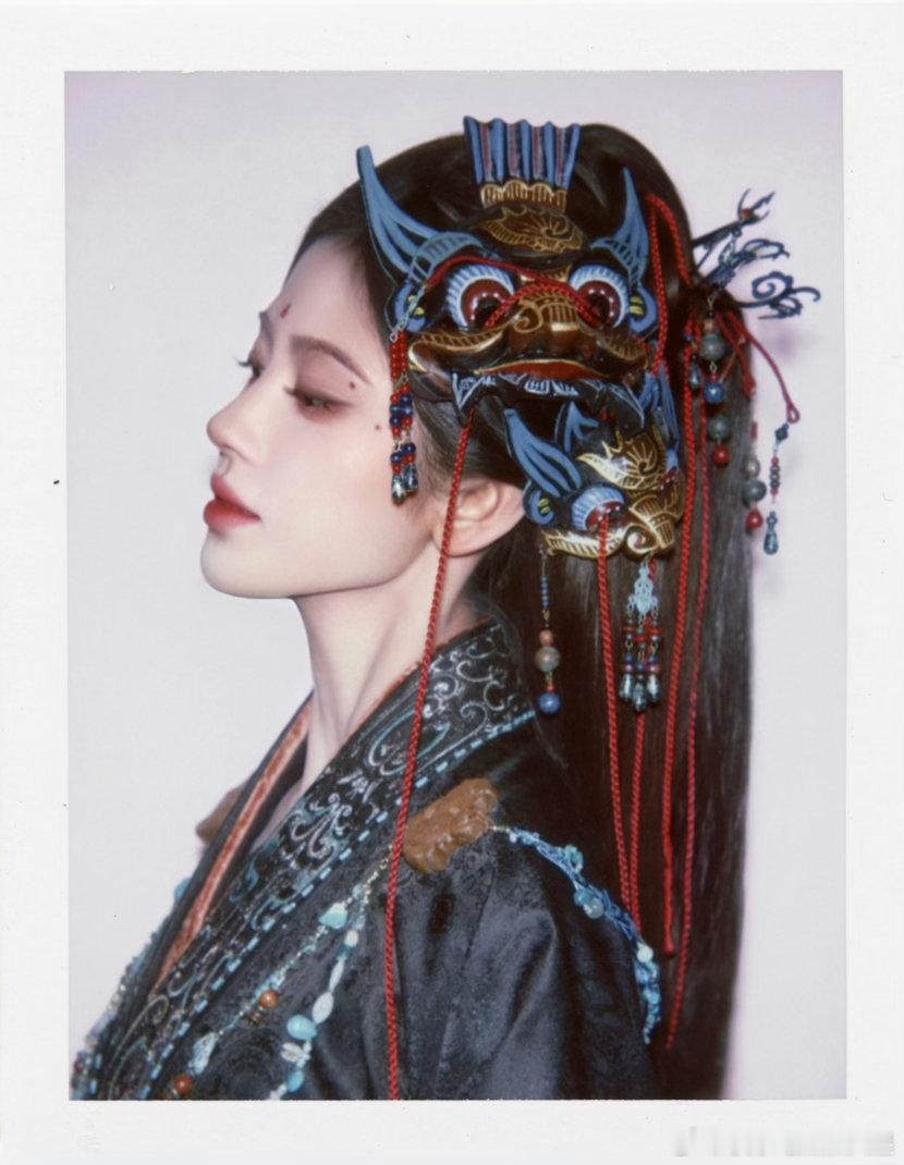 鞠婧祎傩戏元素造型撕拉片真神呀