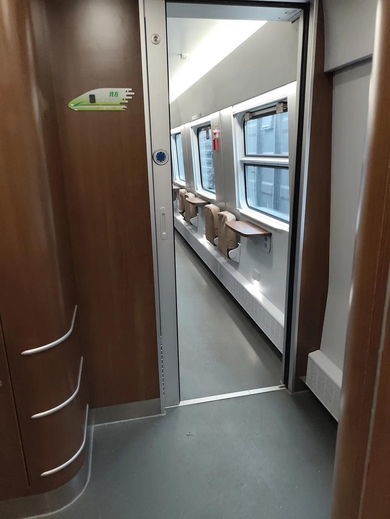 第一次看到这种卧铺，看着好干净，这是什么卧铺？动车也不是，绿皮也不是，是什么C打