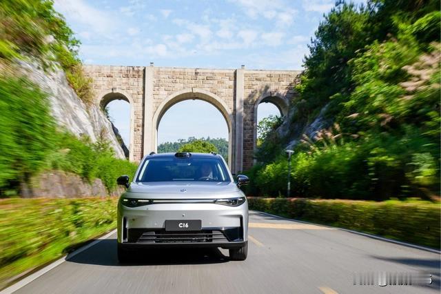 #零跑C16爆火的秘密#零跑C16定位超舒适智能6座SUV，为用户提供6大价值。