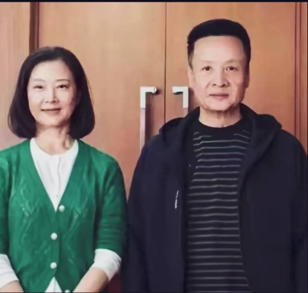 宋祖英阎维文同框照。
宋祖英素颜出镜，穿着简约的绿色针织开衫，齐肩短发，温婉从容
