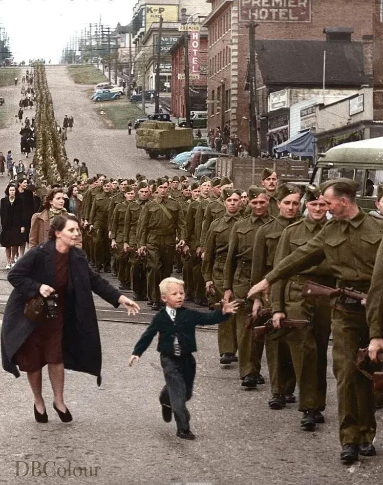 【爸爸，等等我】
1940年10月1日，加拿大士兵即将远赴欧洲战场。在送别的队伍