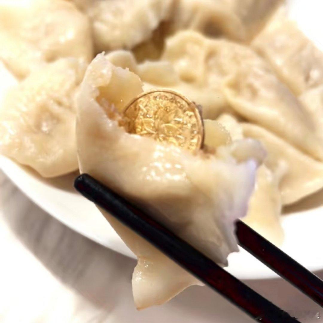 京东推出包金币的水饺 是不是每家过年都会有往饺子🥟里面包硬币的习俗呀，吃到硬币