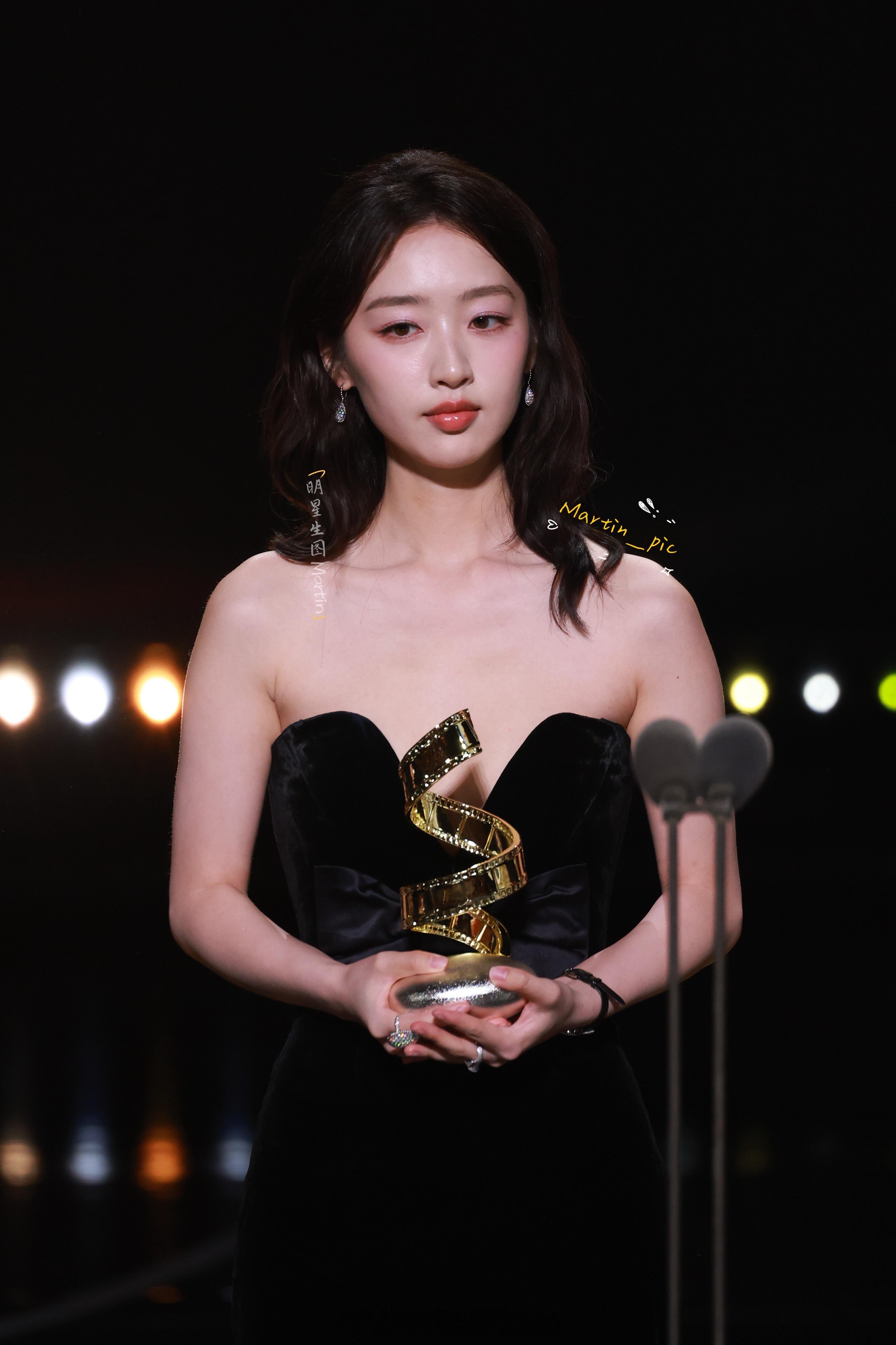 邓恩熙[超话]  邓恩熙 250613微博电影之夜内场生图延迟掉落~公主👸🏻
