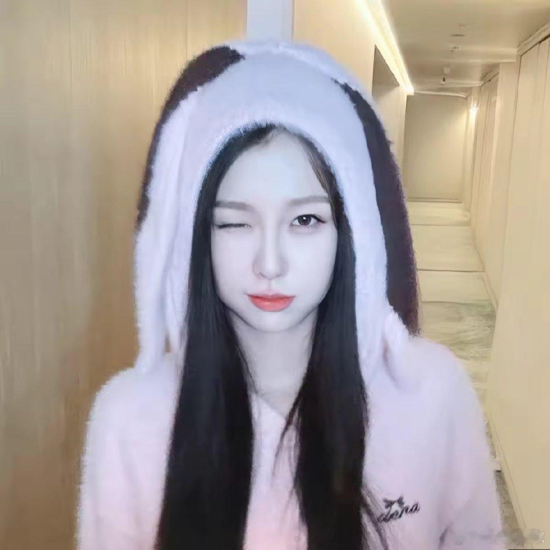 虞书欣认证兔塑 虞书欣这波操作太可爱了，看到选择牌直接比2，兔塑崛起！ 