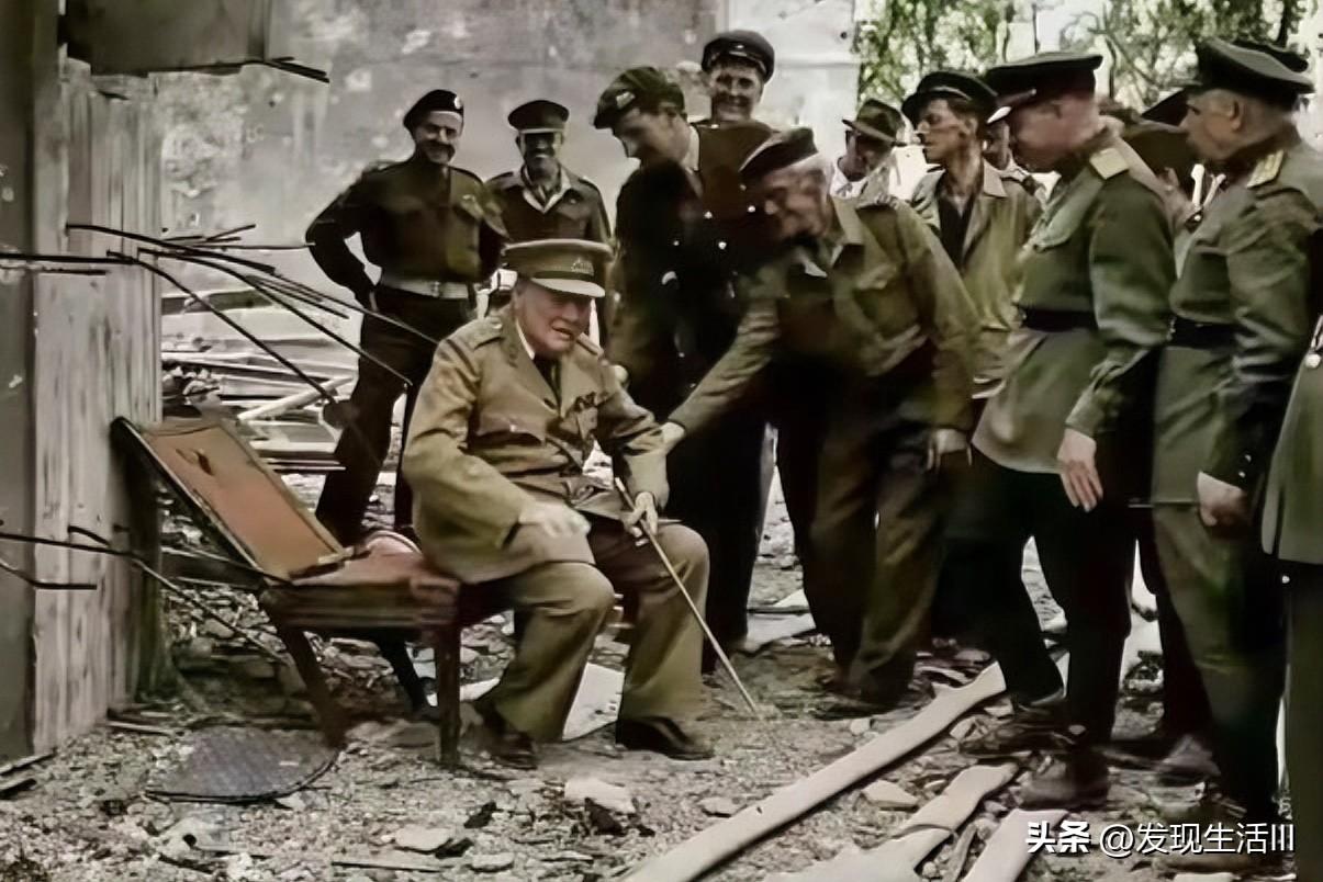 这张照片拍摄于1945年7月16日的柏林。当时丘吉尔在参加波茨坦会议之后，借机参