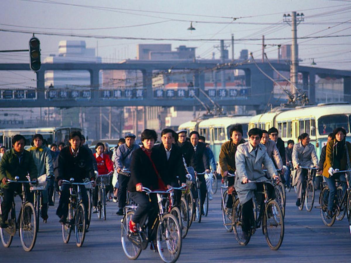 今天的中国这般强大，其实是很反常的，中国本该比现在更穷困、更落后、更弱小才对。因
