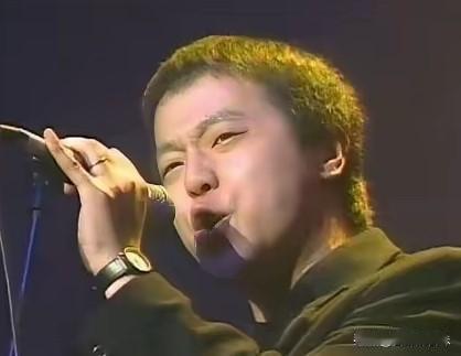 两年前，三弦大师何玉生走了，两年后，他的儿子何勇也走了。1994年红磡那句“三弦