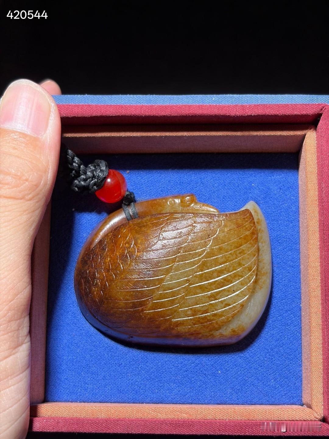 清和田玉籽料玉鹅把件
尺寸6×4.7×2.6厘米，重量117克