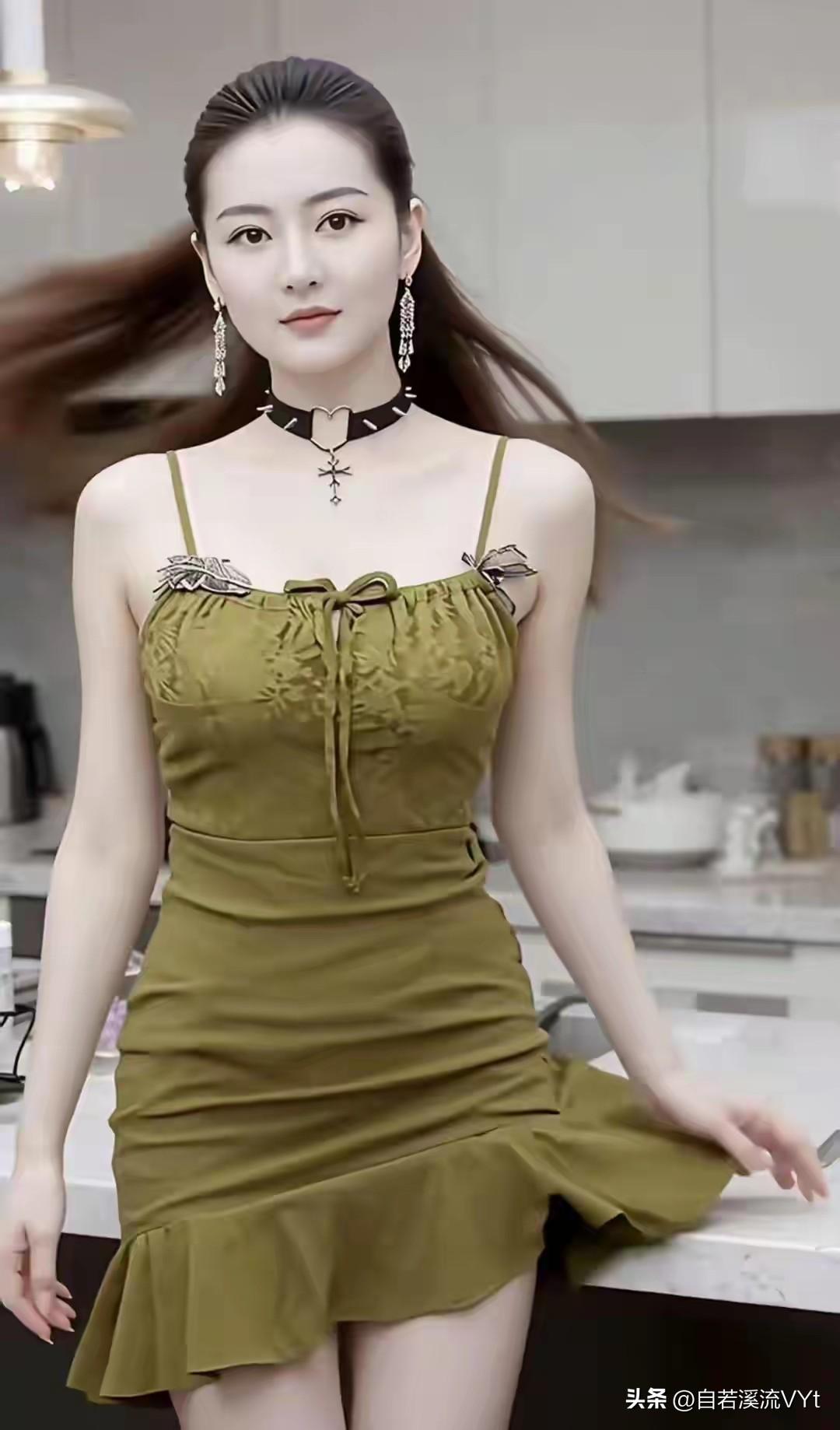 如梦令·清艳
 
一缕青丝轻漾，翠色罗裙微荡。
静坐案台边，眼底淡然疏朗。
凝望