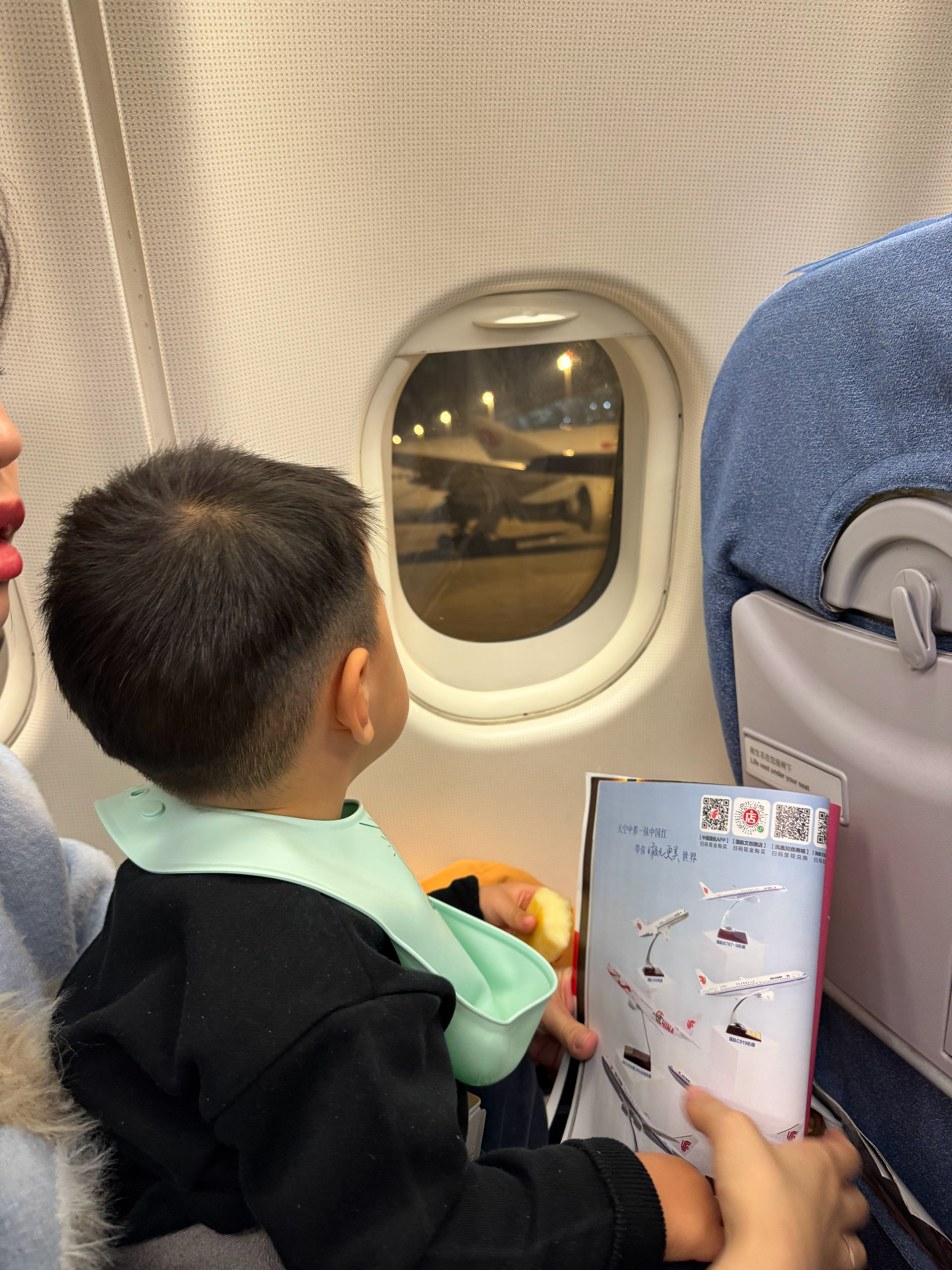 带娃第一次坐飞机，这次春节微调了计划，就把15号的高铁退了，换了今天的飞机。一方