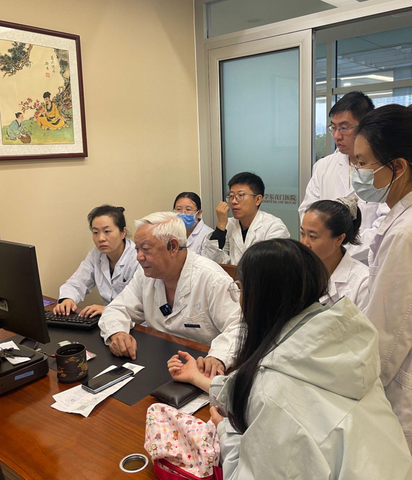 早上七点到中午一点半，看了三十多个患者，扎了十个左右针灸，中间没有休息...