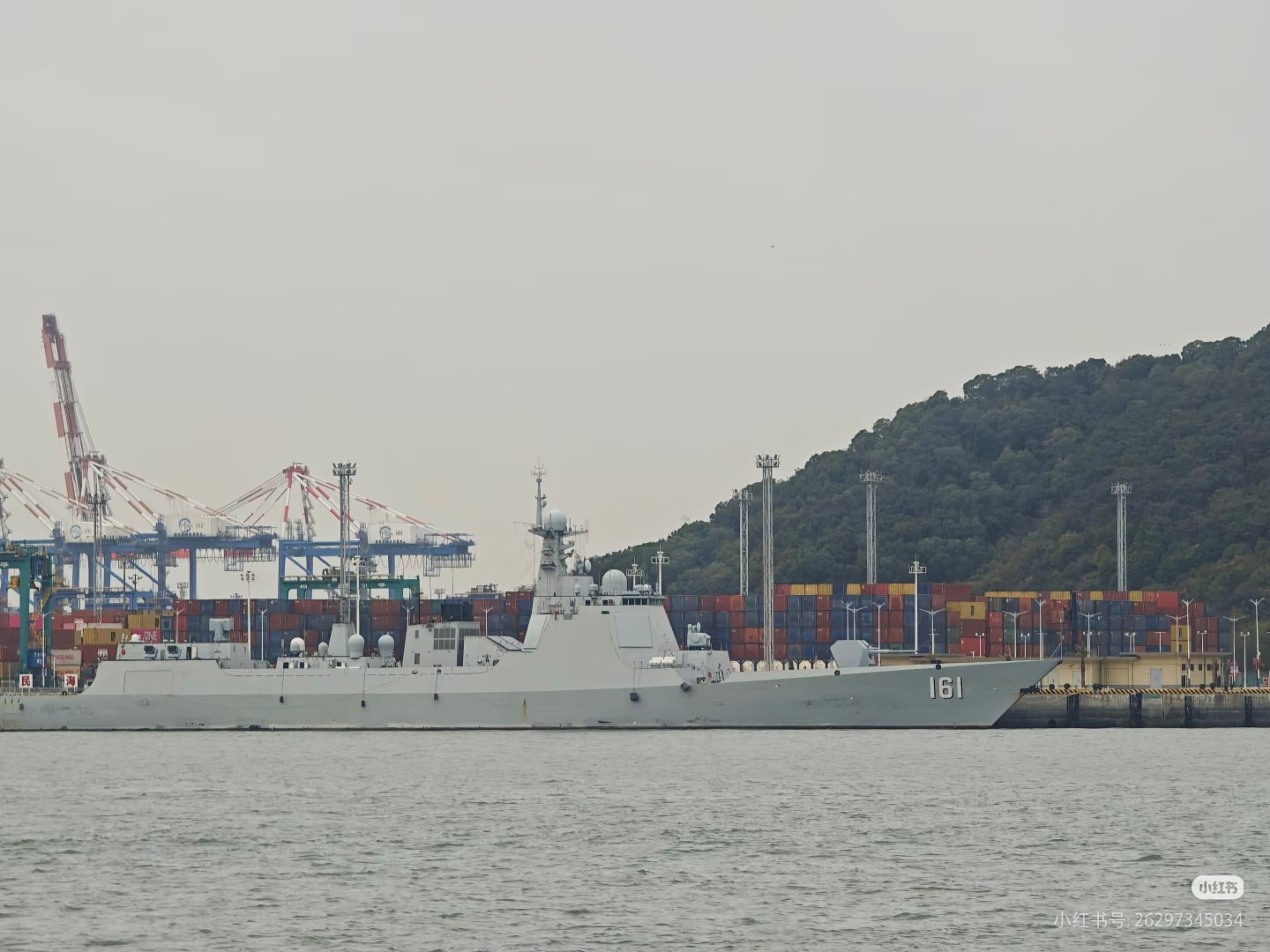 161呼和浩特舰在东南靠码头 