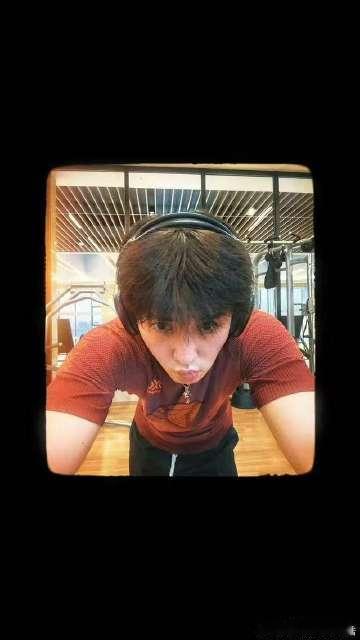 翟子路给小狗也包了粽子 翟子路的端午仪式感太暖！第一次包粽子就为小狗，会做饭又宠