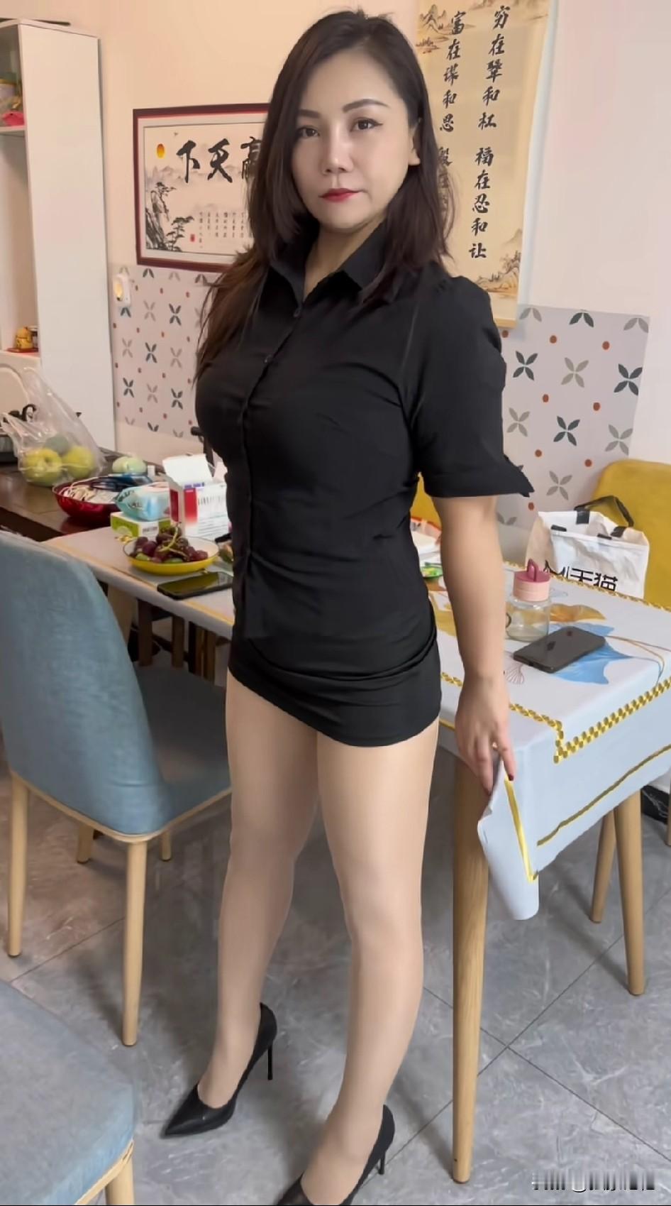 熟龄女性的魅力
谁说熟龄女性不能兼具干练和女人味？这一身搭配真的太戳人了!
1穿