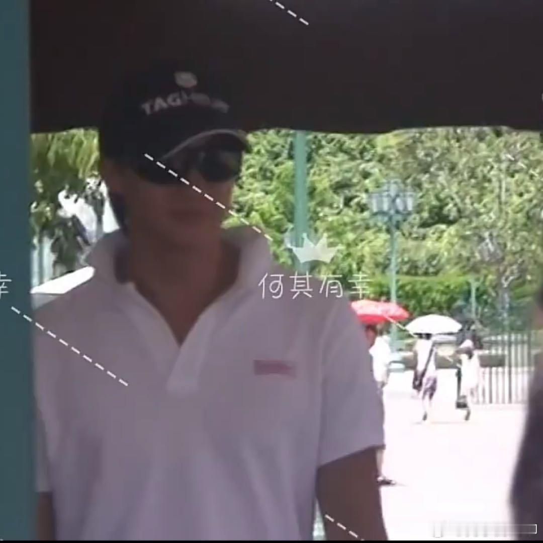 何润东带粉丝去迪士尼哥，下次能不能带上我？ 