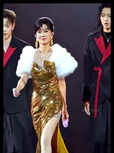 72岁穿10厘米高跟鞋，跳扫腿舞。

这可不是标题党，医学报告都出来了，赵雅芝的