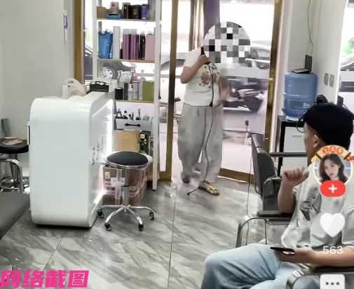 某女子走进一家理发店内只为来手机充电，老板却当场拒绝，因女子已不是初次前前后后来