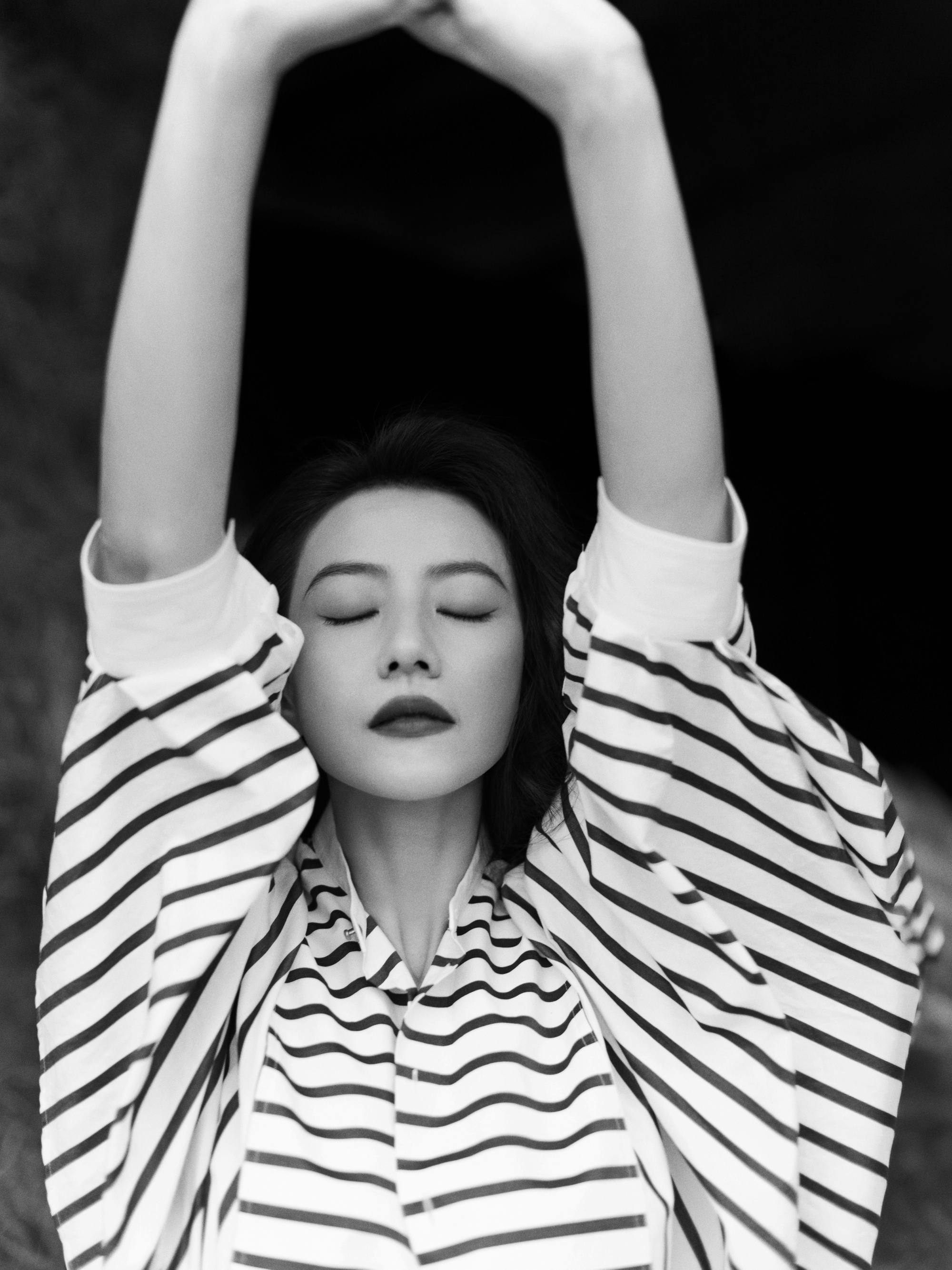高圆圆明媚高圆圆VS忧郁兔斯基高圆圆叼草也这么明媚救命！高圆圆这组叼草随拍也太有