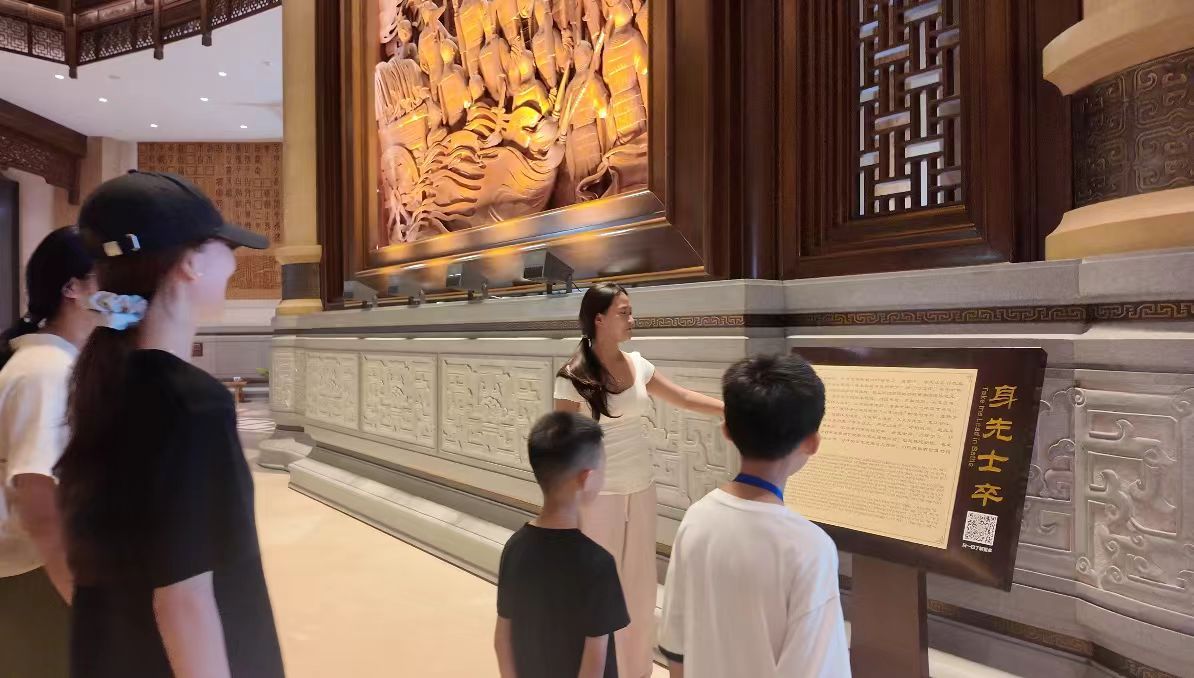 秦岭笑谈  为深入挖掘中华优秀传统文化与红色文化的内在联结，助力地域特色文化创新