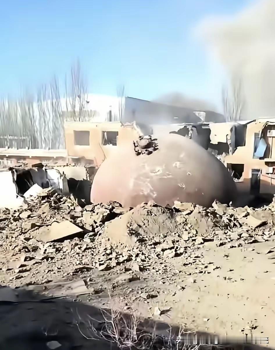 包钢分厂的爆炸威力可能比导弹威力还大，偌大的一个铁球飞了数公里掉入一废品回收站院