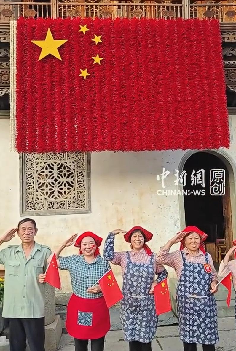泪目了！江西，四位村民收辣椒时突发灵感，耗时整整一周，用近500斤新鲜辣椒，亲手