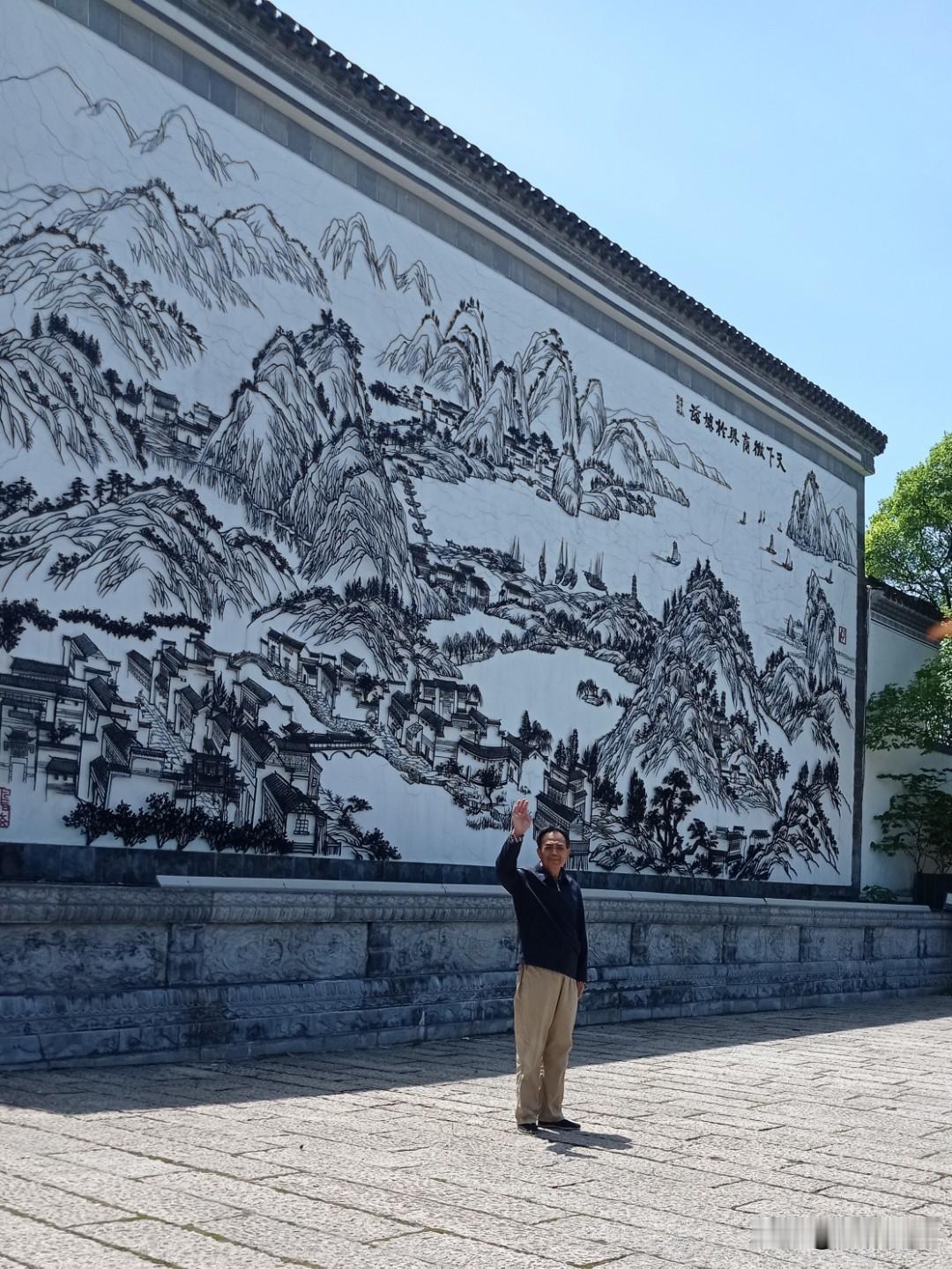 长江从安徽境内的安庆步步流向东北，直到入海。芜湖是她走向大海路上的一座城市，不大