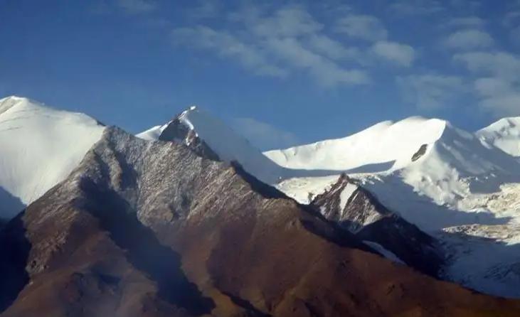 1951年10月，在沙鲁里雪山上，十几名解放军战士准备撒尿，女卫生员见状边跑边喊