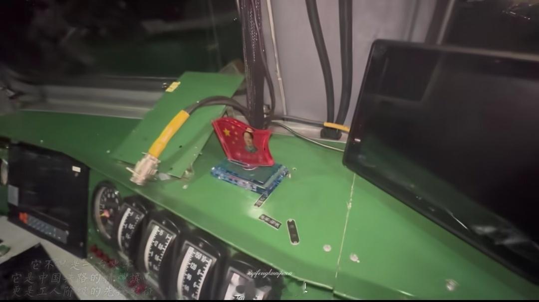 DF4D-1893毛泽东号机车驾驶室内部的一个小细节——毛主席头像。1893，是