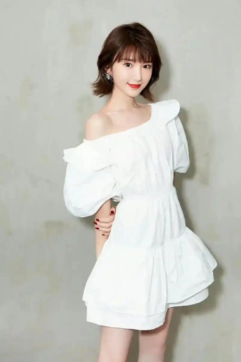 一个女孩儿被亲生父亲扔进垃圾桶，被相恋四年的男友背叛，可她只用了一段4分钟的电话