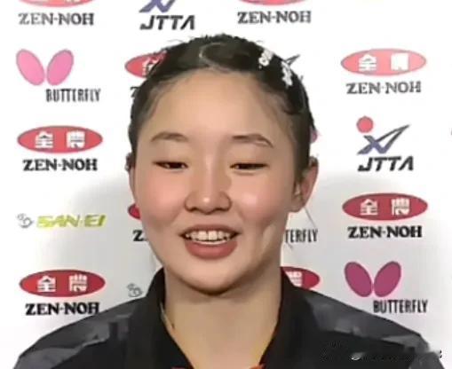 张本美和:她身上的3个“反差”!
1.开球时，她会礼貌地朝四方点头致意，但在打球