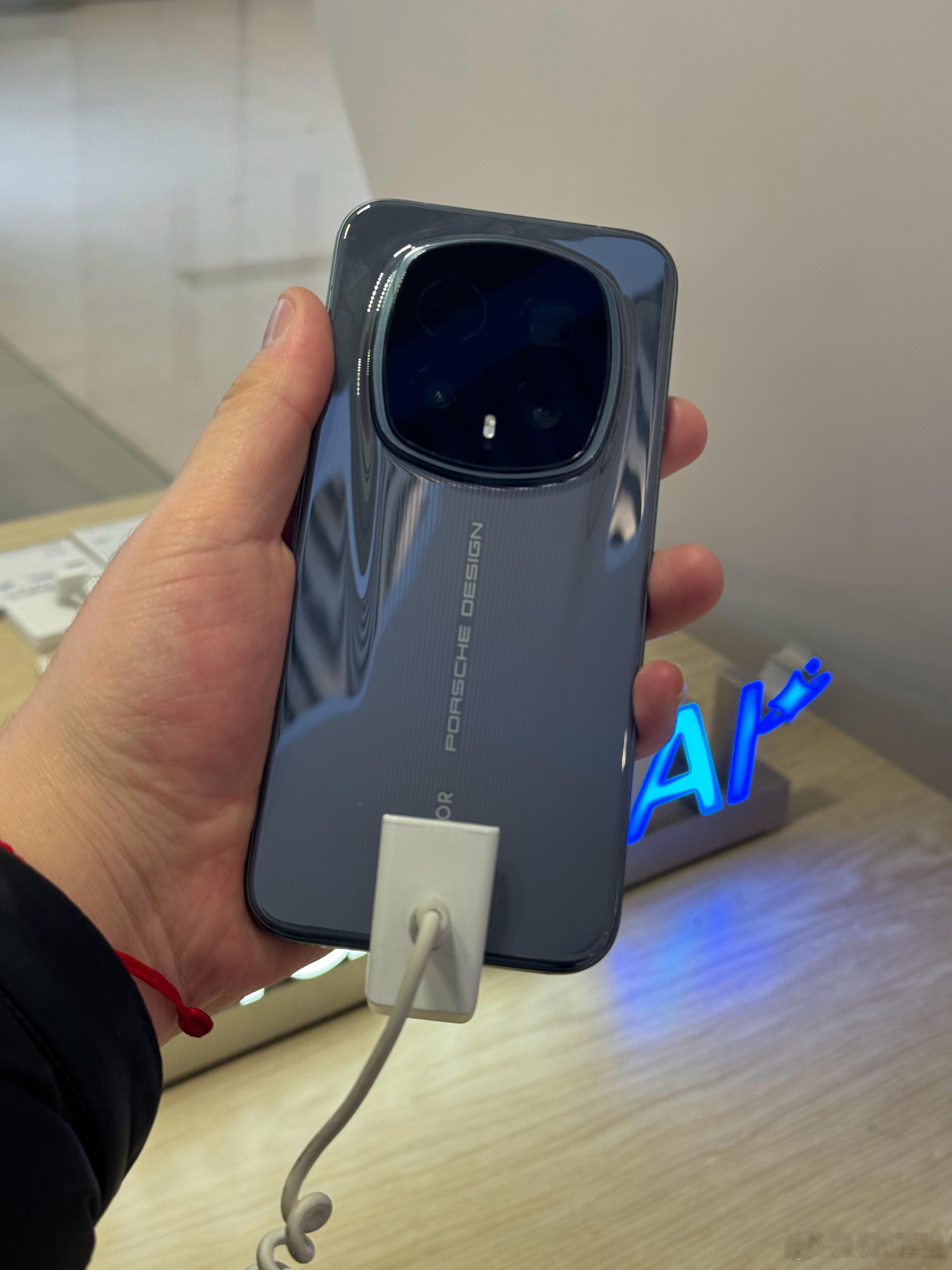 今天路过商场感受了一下荣耀Magic8 RSR，质感和手感真的无敌