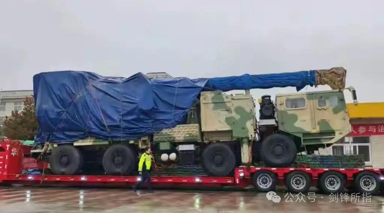 东大陆基型车载电磁炮现身!
是不是样车不太清楚，反正这尺寸个头就比181炮（车载