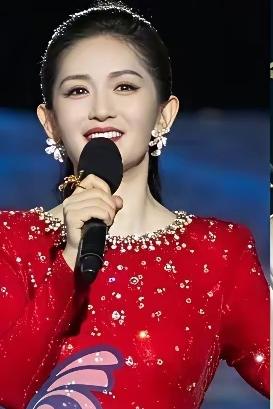 总觉得谢娜叽叽喳喳没点正经样，直到她站在央视中秋晚会的舞台，才发现那些“疯癫”，
