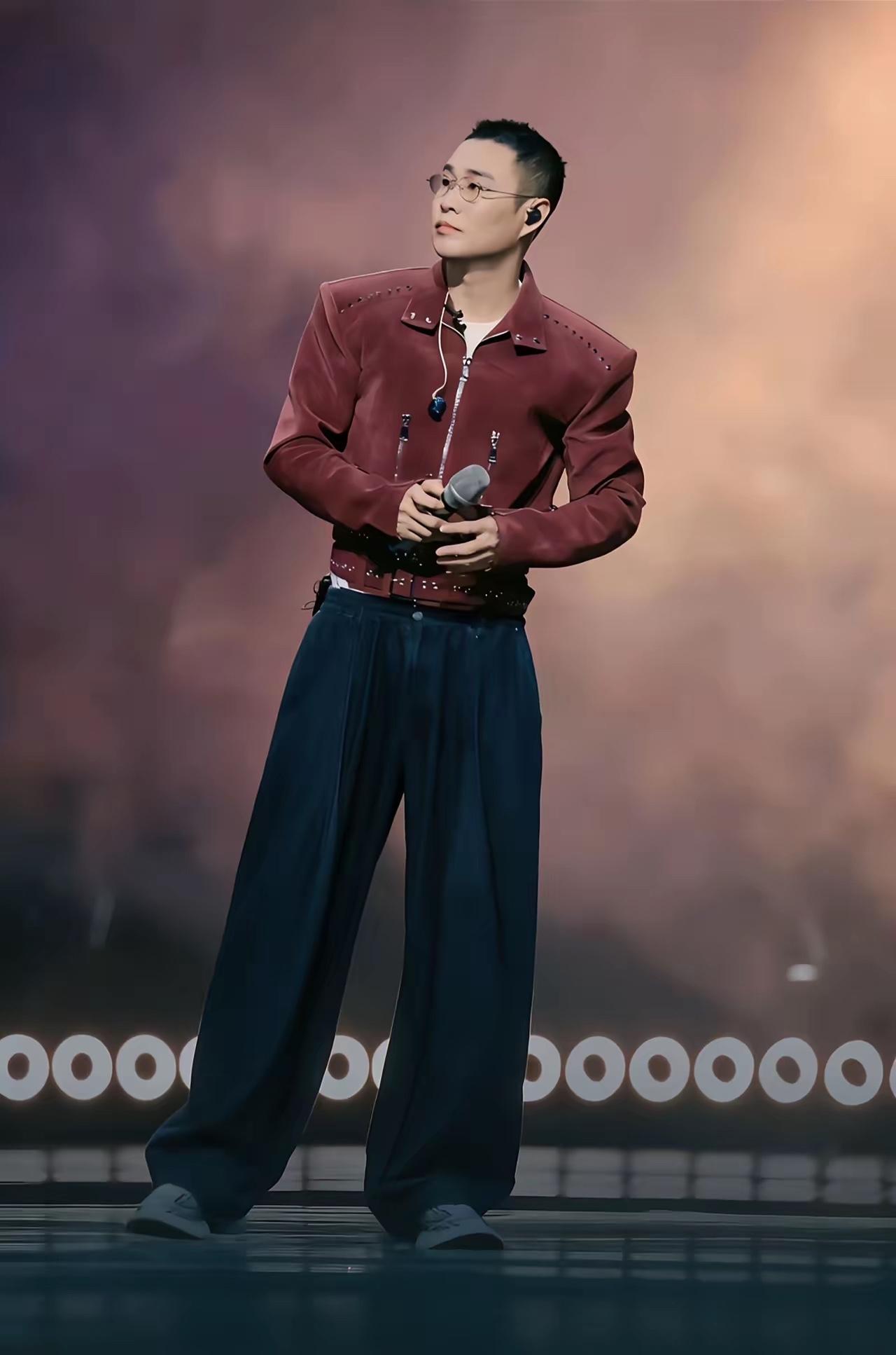 小沈阳为什么可以做到一路长虹，我认为和他对原配妻子的不离不弃有很大关系，所有人都