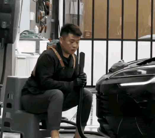 无聊的人什么时候都有，小伙子手里拿的，这也不知道是气泵还是吸尘器，拿在手里玩来玩
