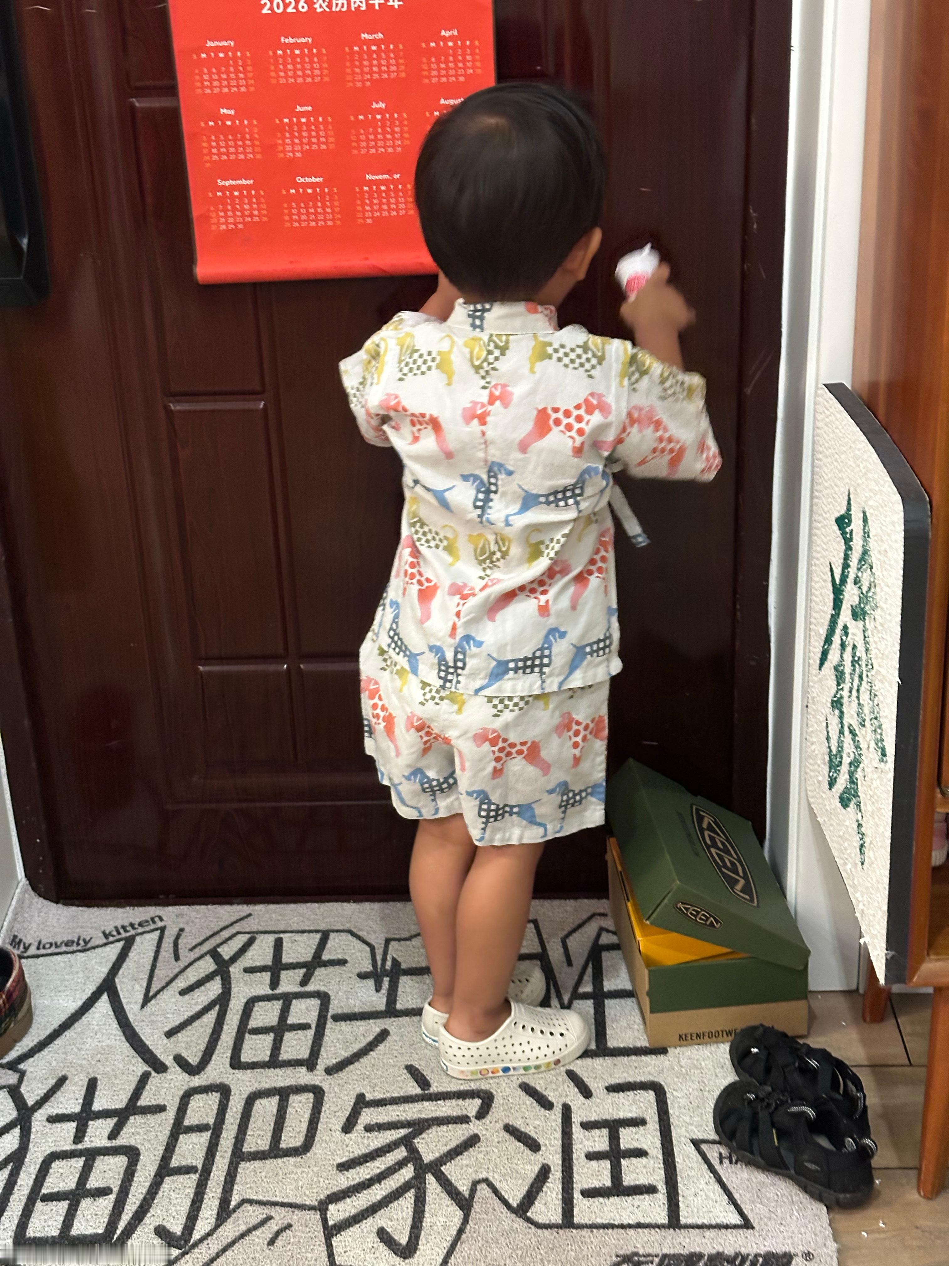 跟爸爸去画画去，我抓紧时间躺会。 