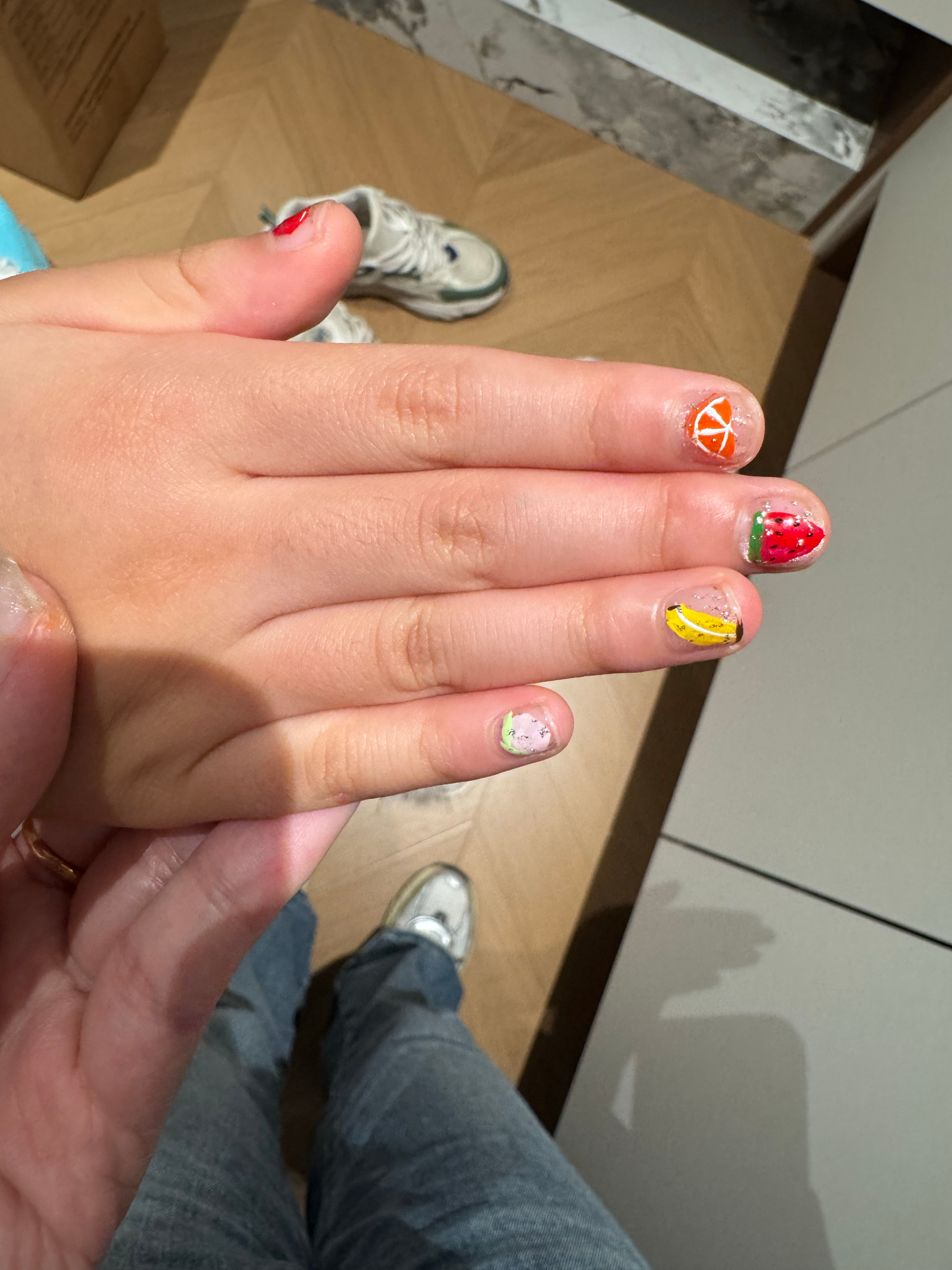 妈妈美甲师的新作品（真的尽力了手机里的自拍照🤳哈哈哈 