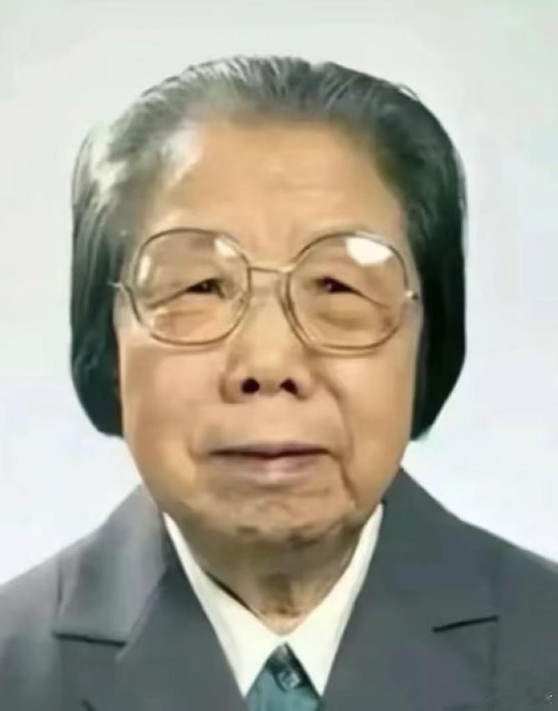 刷到不能不致敬!停一秒致敬邓奶奶!致敬邓颖超，巾帼英雄，女中豪杰!她以一腔热忱，