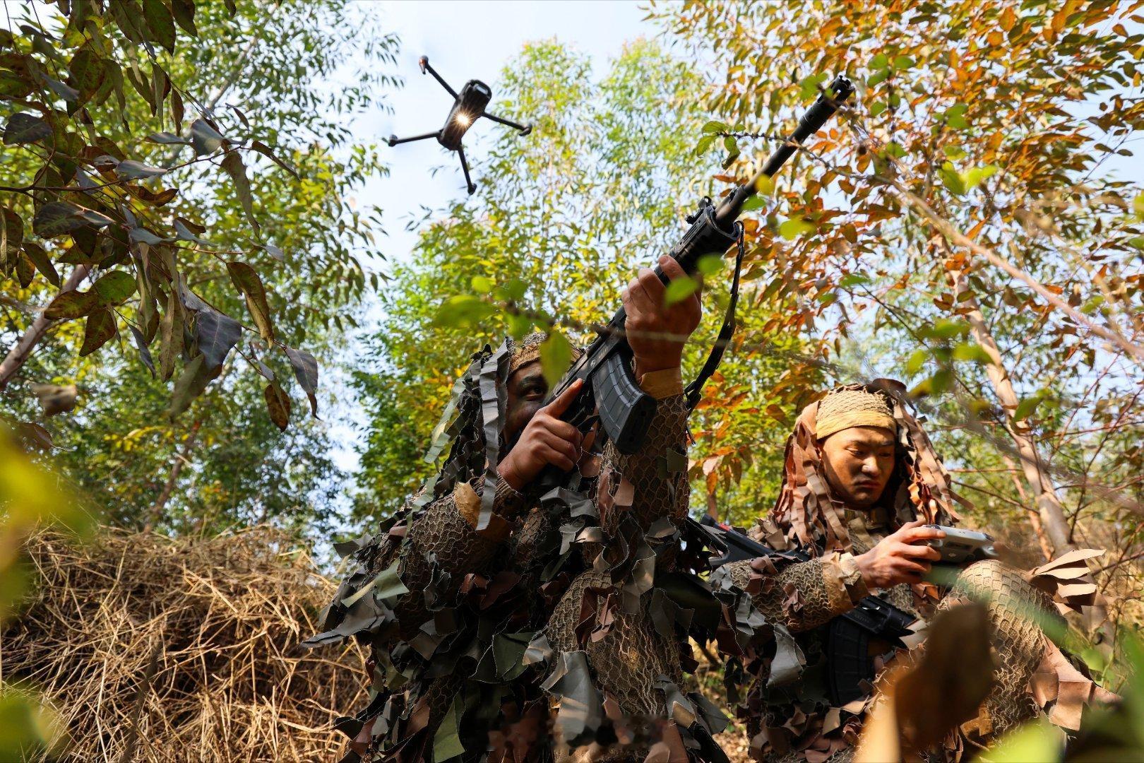 练兵备战·时刻准备着春节临近，而练兵不怠，训练场上“战味”十足！——连日来，战区