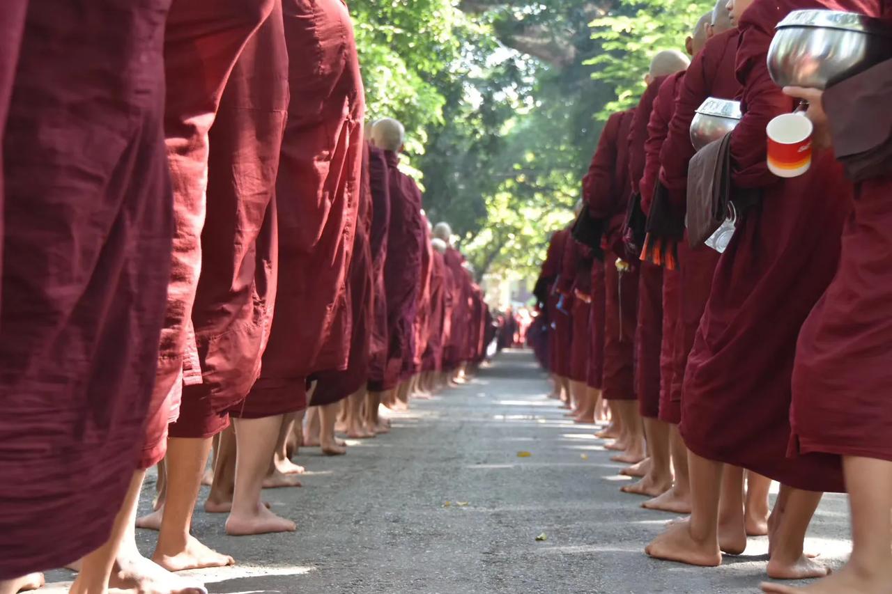 马哈根达杨僧院是缅甸曼德勒一个最为重要的僧学院。这里每天上午10点，都举行规模宏