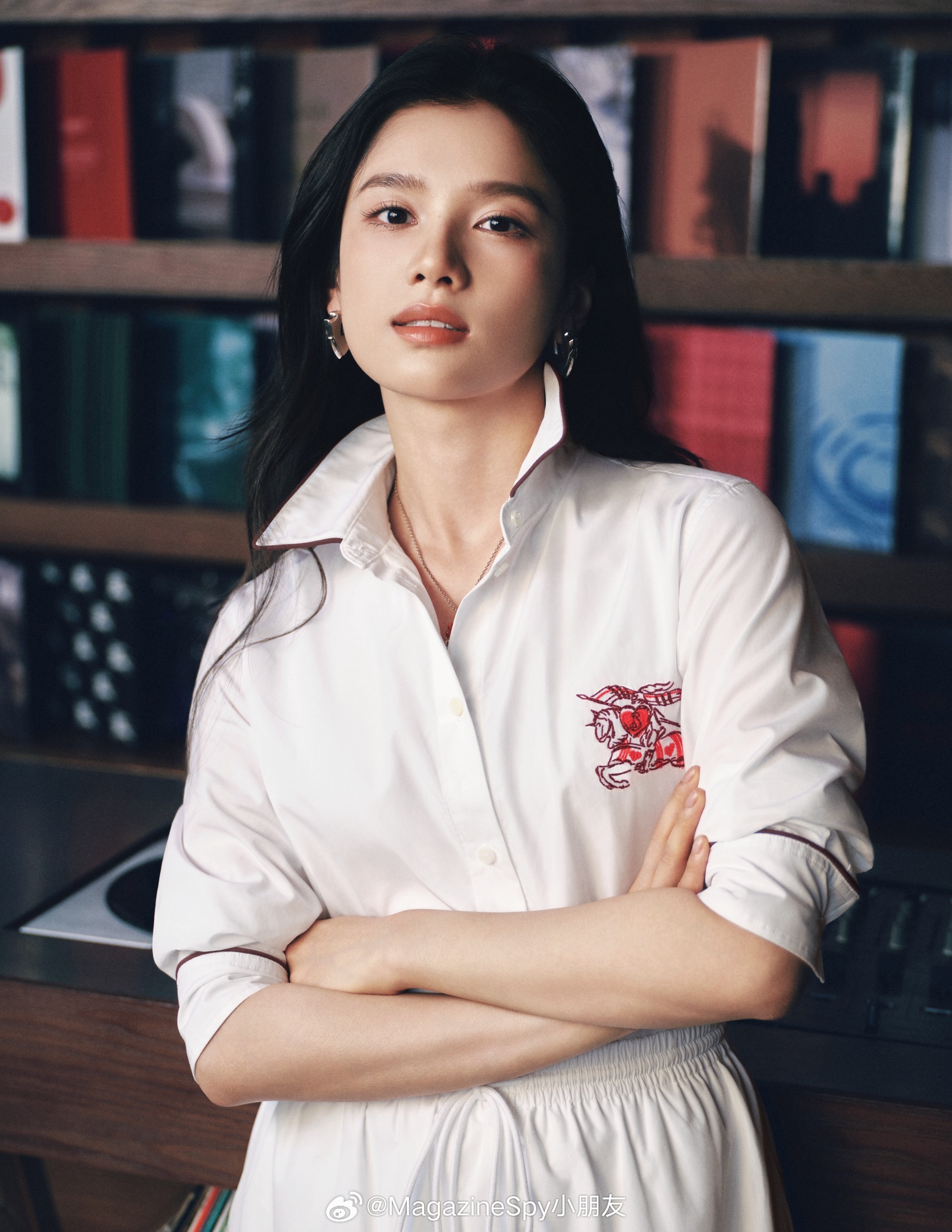 张婧仪七夕唱片店邂逅心动 张婧仪、张康乐出镜Burberry2026七夕系列新广