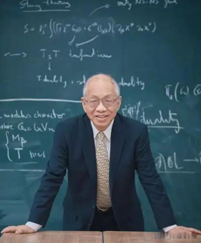 美籍华裔数学家曾经丘成桐表示，中国的数学水平比 美国 落后了80多年，甚至和美国