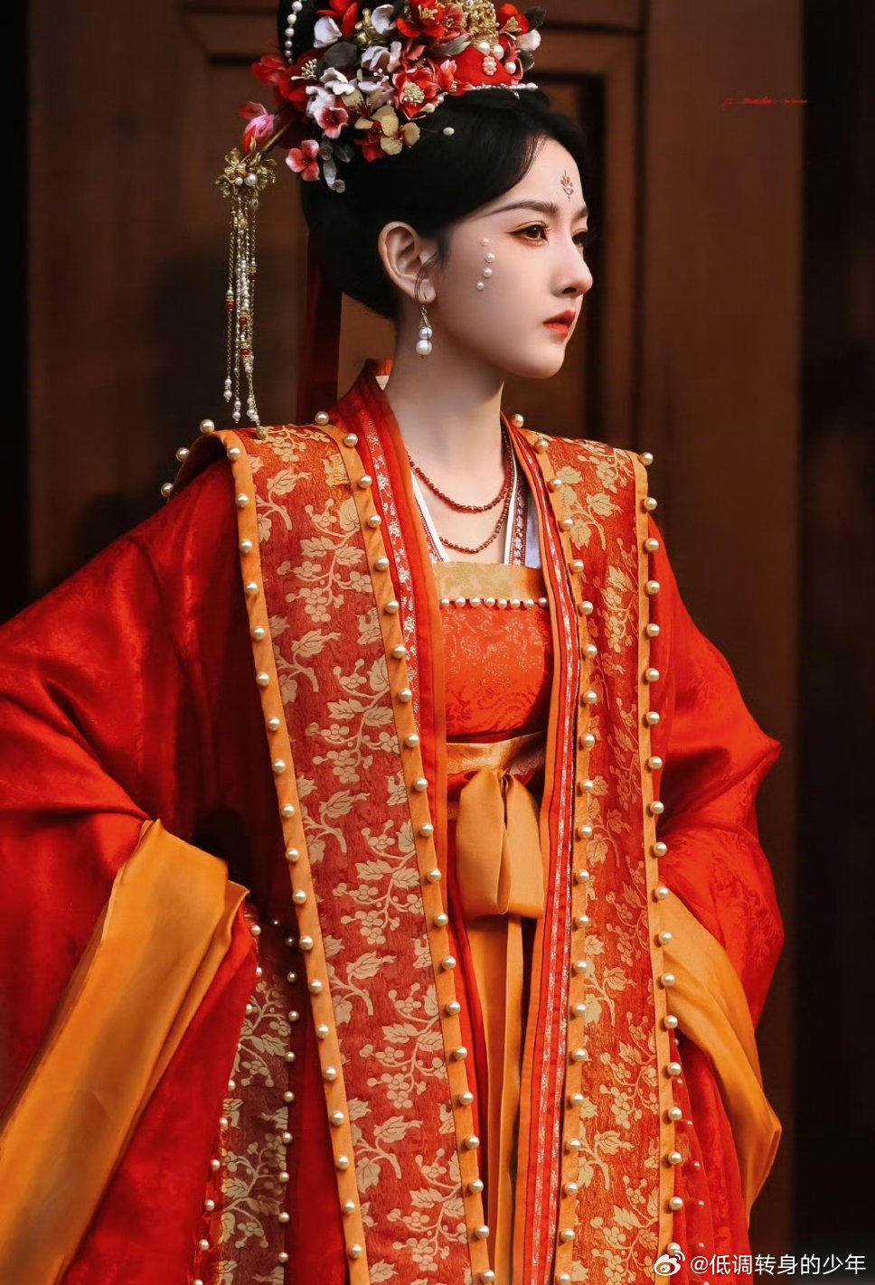 宋祖儿《司宫令》吴蒖蒖婚服造型，好明艳啊！太美了