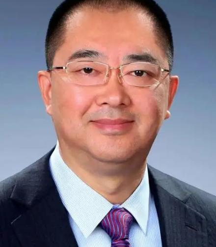 恒大前二号人物夏海钧，在公司待了15年，光薪酬就领了18亿。平均下来，一年多就揣