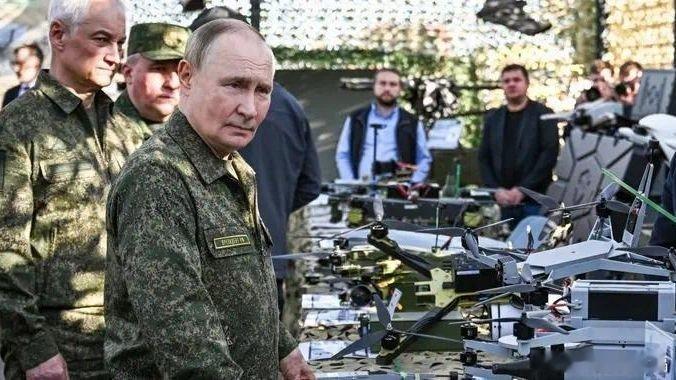 凤凰新闻【俄罗斯开始感受到战争的压力，外媒：对普京而言危险信号已出现】当国际目光